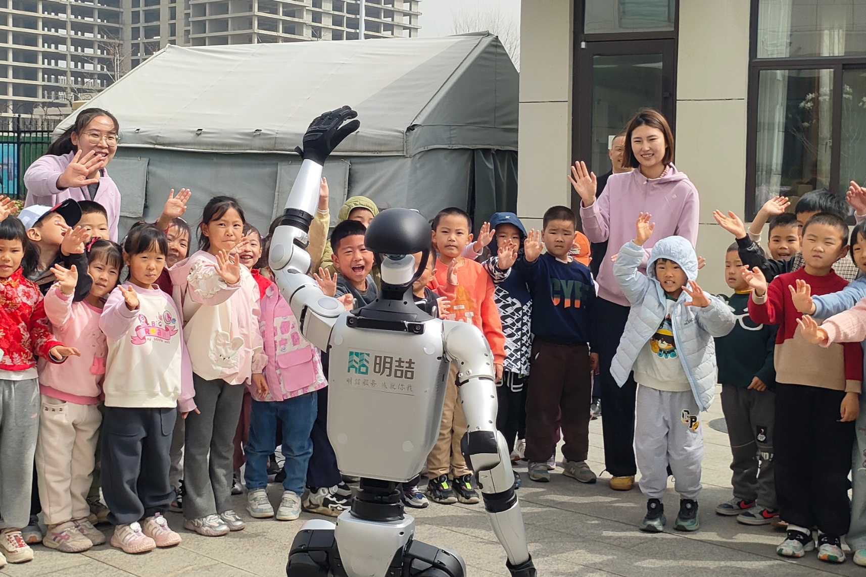 “全民明星”宇樹機器人G1“現身”煙臺高新區 與市民共享科技魅力