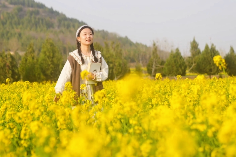 走進最美石頭村落 邂逅千畝油菜花田